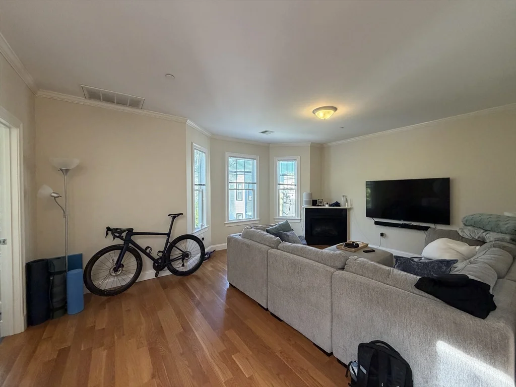 2 bed, 1 bath apartment for rent at 9 Marney St Unit 3, Wellington-Harrington — photo 6 of 13
