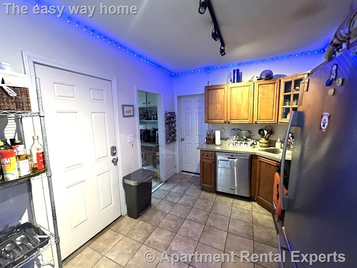 5 bed, 2 bath apartment for rent at 9 Medford St Unit 1, Tufts — photo 2 of 9