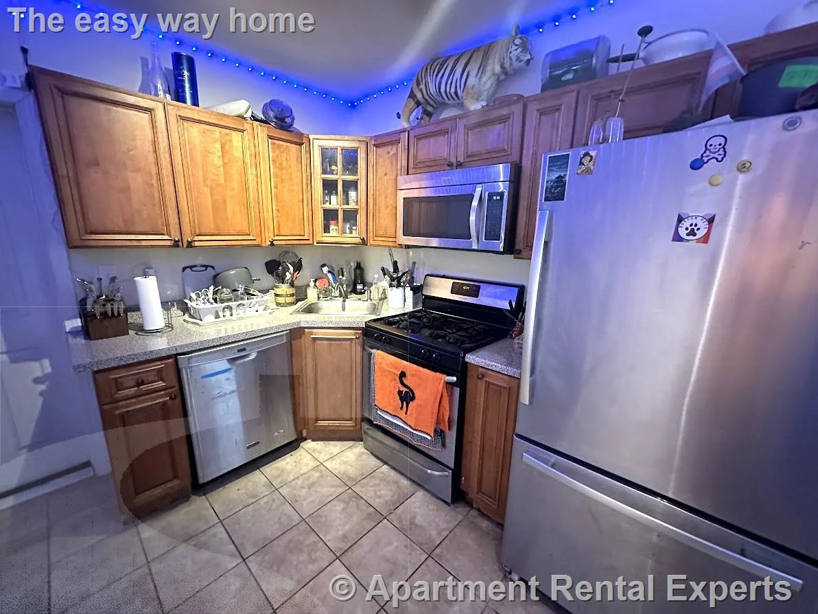 5 bed, 2 bath apartment for rent at 9 Medford St Unit 1, Tufts — photo 3 of 9