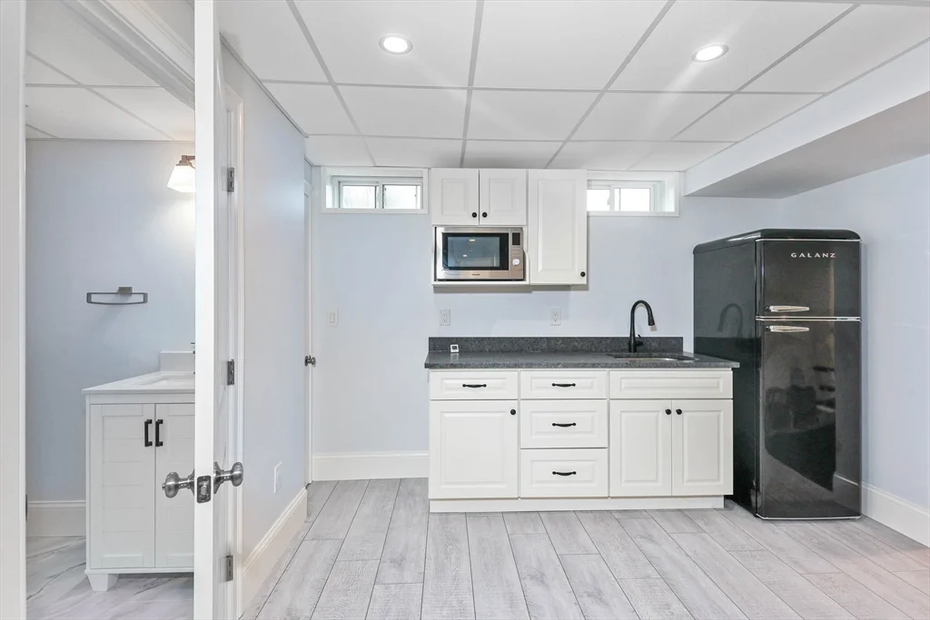 4 bed, 3 bath apartment for rent at 9 Morningside Dr, Shrewsbury — photo 41 of 42