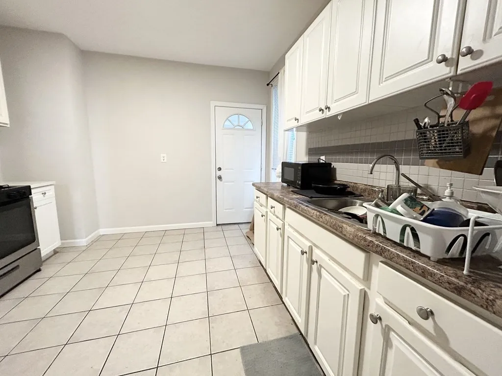 4 bed, 1 bath apartment for rent at 9 Mount Pleasant Unit 1, Boston — photo 2 of 10