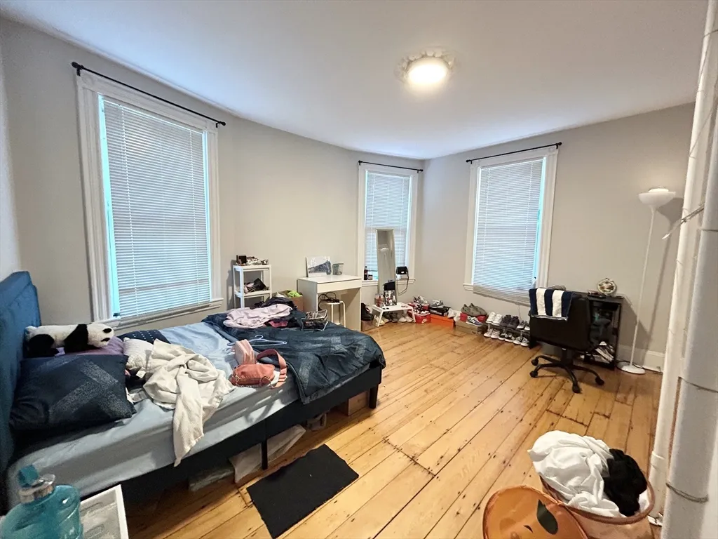 4 bed, 1 bath apartment for rent at 9 Mount Pleasant Unit 1, Boston — photo 9 of 10