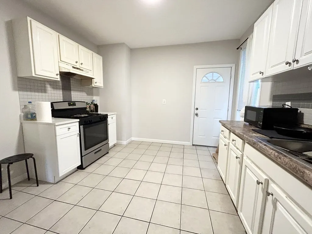 4 bed, 1 bath apartment for rent at 9 Mount Pleasant Unit 1, Boston — photo 1 of 10
