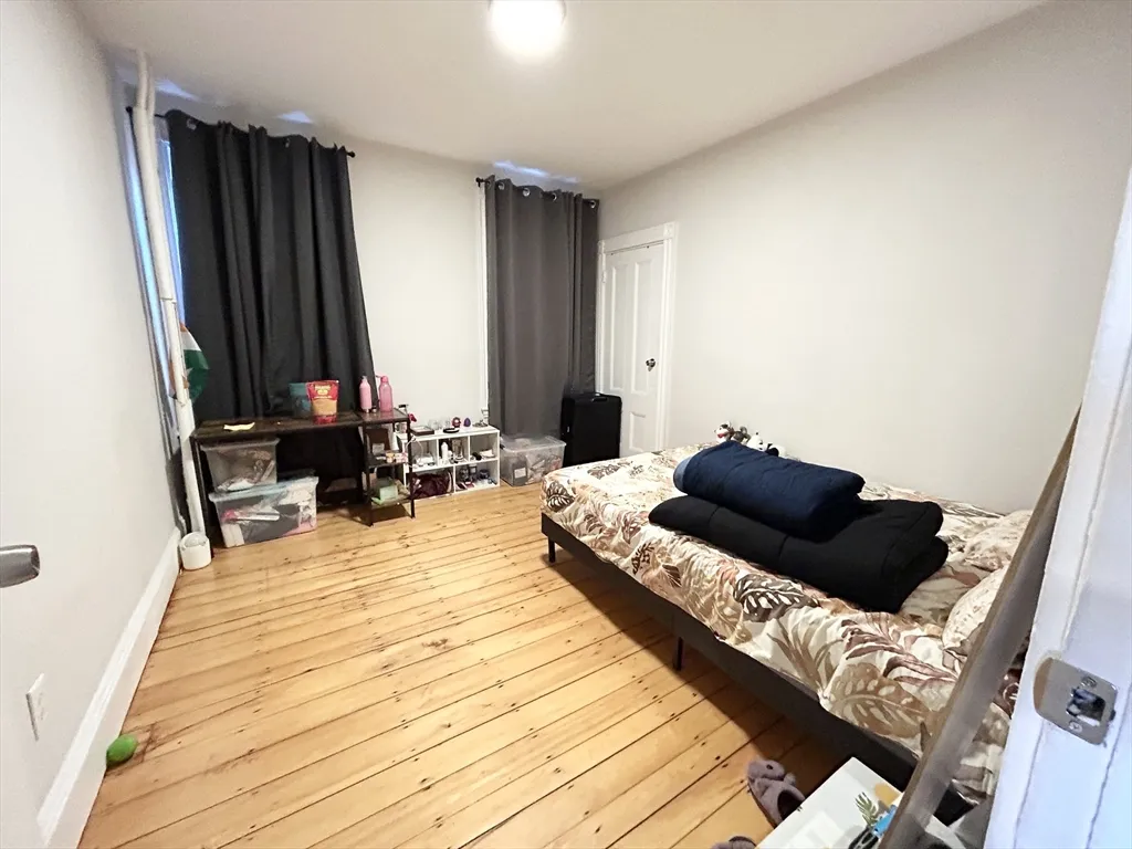 4 bed, 1 bath apartment for rent at 9 Mount Pleasant Unit 1, Boston — photo 6 of 10