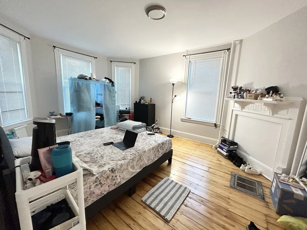 4 bed, 1 bath apartment for rent at 9 Mount Pleasant Unit 1, Boston — photo 5 of 10