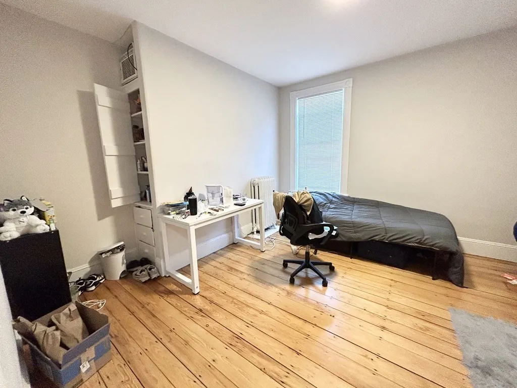 5 bed, 1 bath apartment for rent at 9 Mount Pleasant Unit 2, Roxbury — photo 3 of 9
