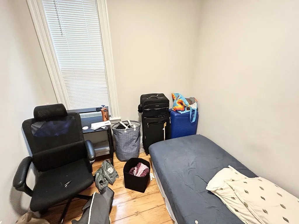 5 bed, 1 bath apartment for rent at 9 Mount Pleasant Unit 2, Roxbury — photo 5 of 9