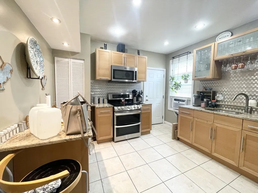 5 bed, 1 bath apartment for rent at 9 Mount Pleasant Unit 3, Boston — photo 4 of 19