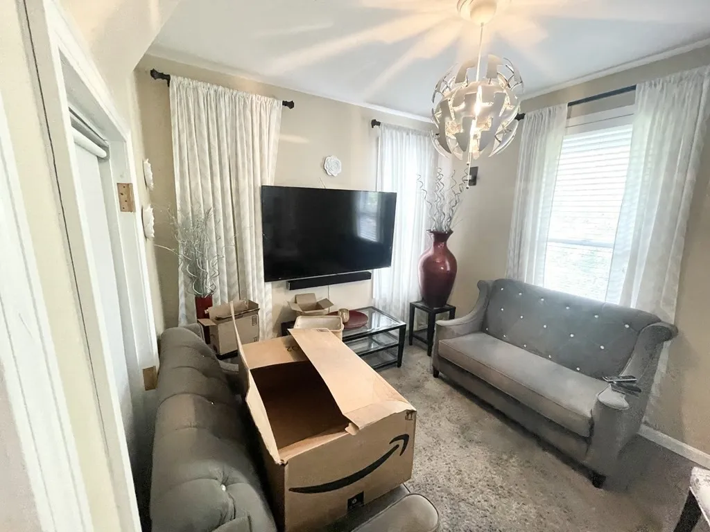 5 bed, 1 bath apartment for rent at 9 Mount Pleasant Unit 3, Boston — photo 6 of 19