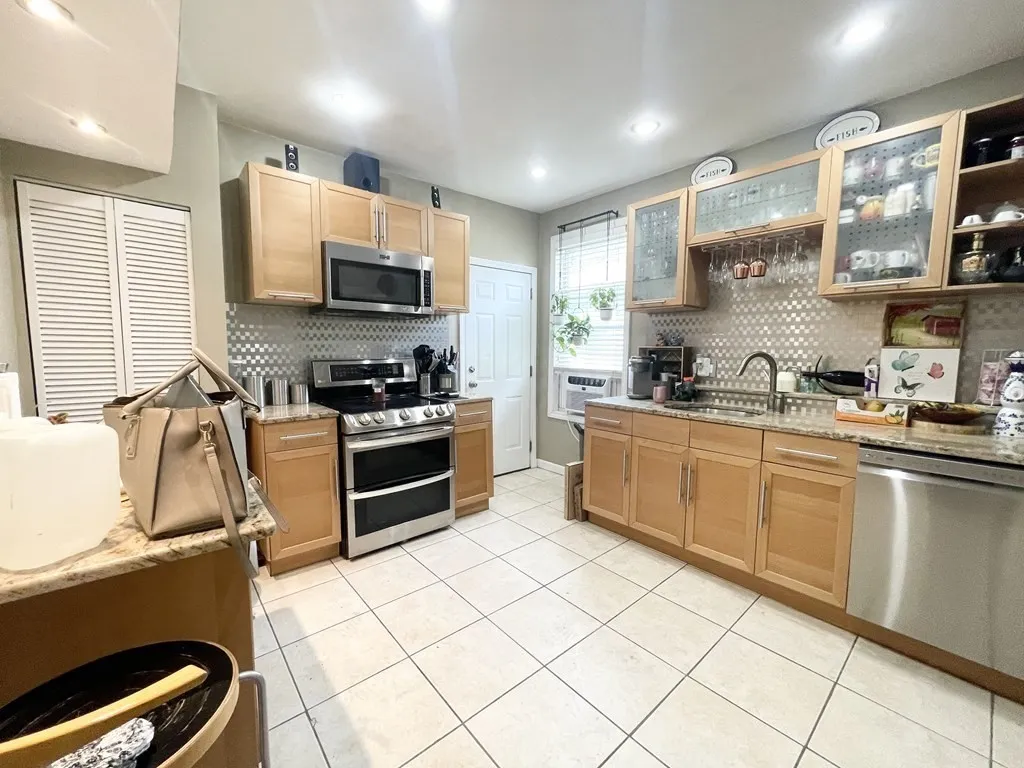 5 bed, 1 bath apartment for rent at 9 Mount Pleasant Unit 3, Boston — photo 1 of 19