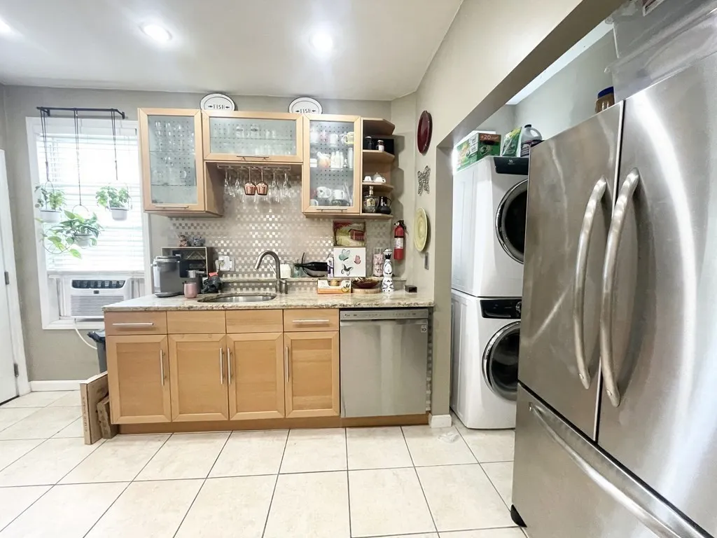 5 bed, 1 bath apartment for rent at 9 Mount Pleasant Unit 3, Boston — photo 2 of 19