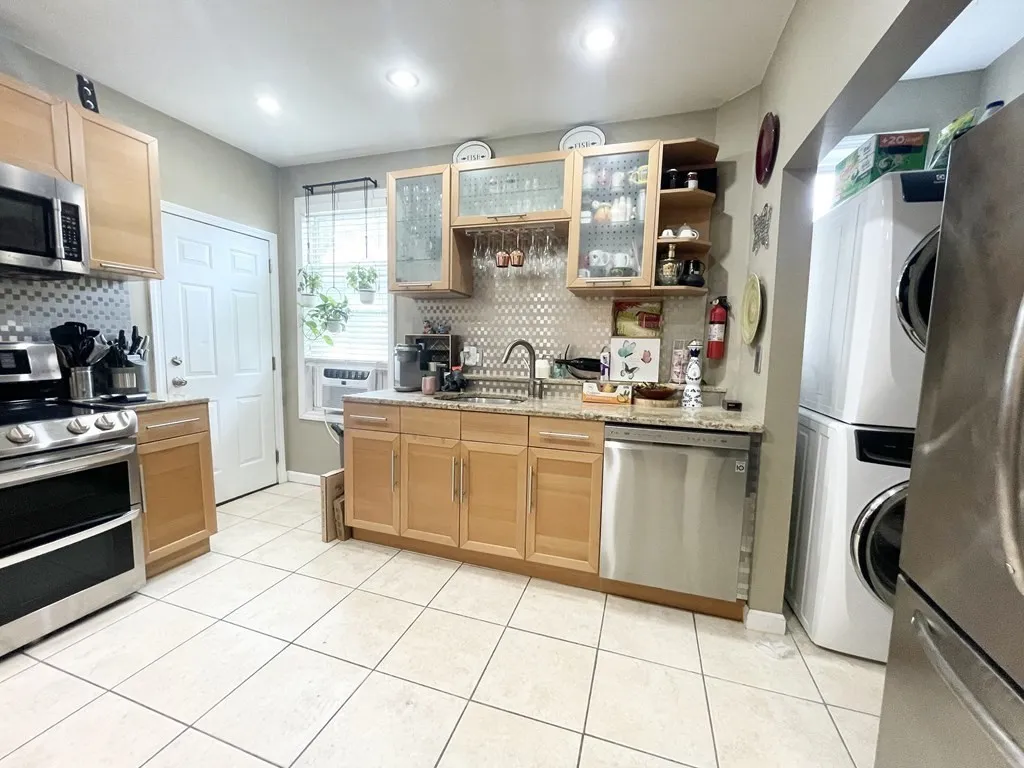 5 bed, 1 bath apartment for rent at 9 Mount Pleasant Unit 3, Boston — photo 3 of 19
