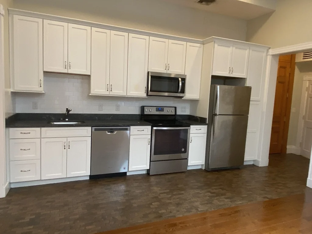 3 bed, 2 bath apartment for rent at 9 Mount Vernon St Unit A, Winchester — photo 2 of 16