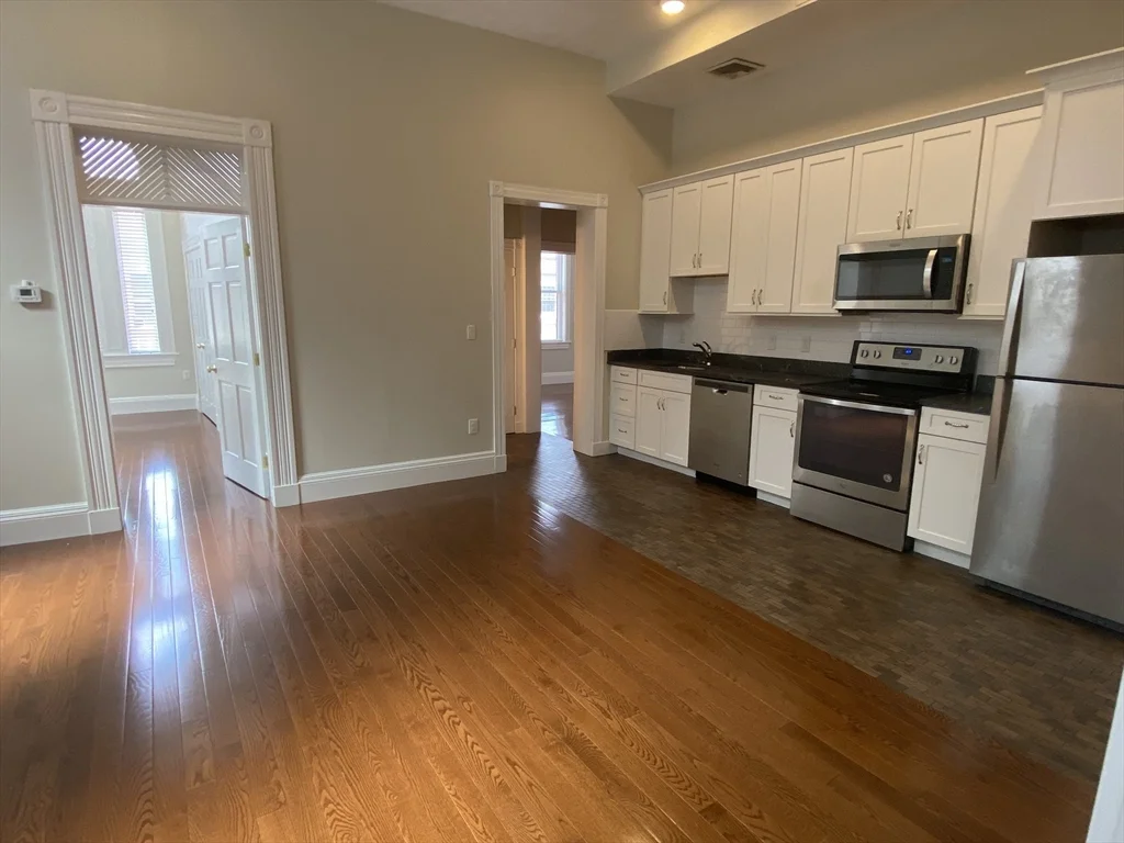 3 bed, 2 bath apartment for rent at 9 Mount Vernon St Unit A, Winchester — photo 3 of 16