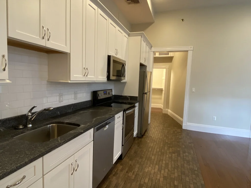 3 bed, 2 bath apartment for rent at 9 Mount Vernon St Unit A, Winchester — photo 4 of 16