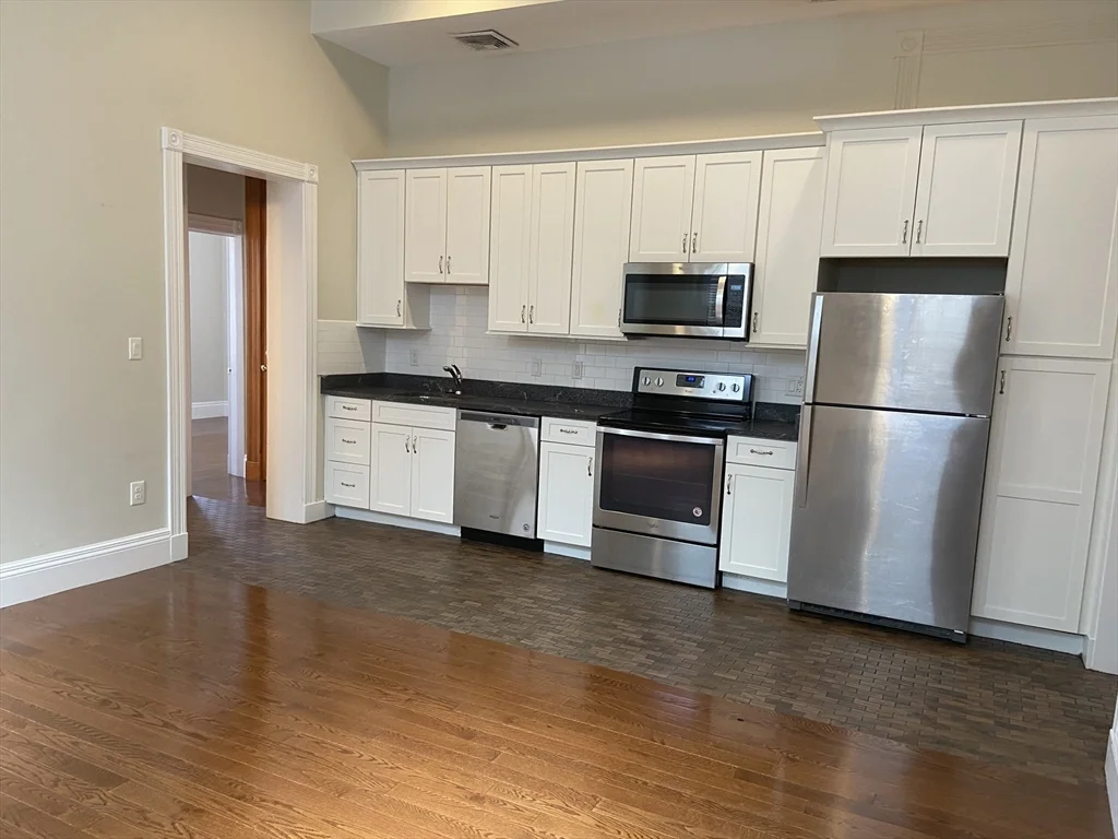 3 bed, 2 bath apartment for rent at 9 Mount Vernon St Unit A, Winchester — photo 1 of 16