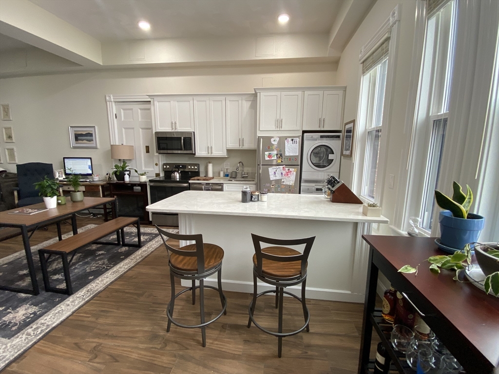 3 bed, 2 bath apartment for rent at 9 Mount Vernon St Unit C, Winchester — photo 2 of 19