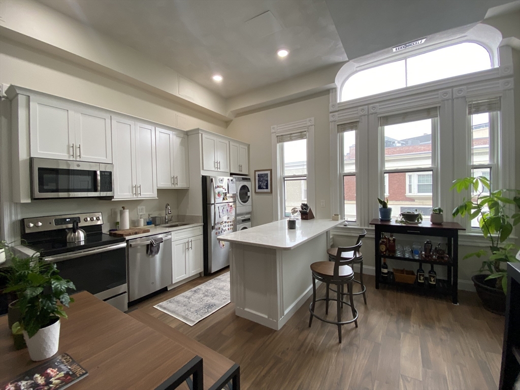 3 bed, 2 bath apartment for rent at 9 Mount Vernon St Unit C, Winchester — photo 1 of 19