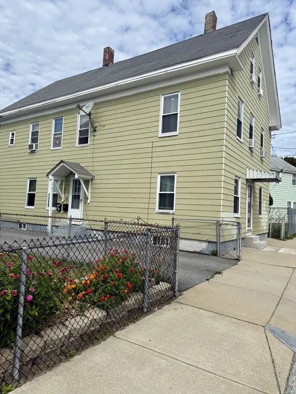 4 bed, 2 bath apartment for rent at 9 Newhall St Unit 1, Lowell — photo 1 of 26