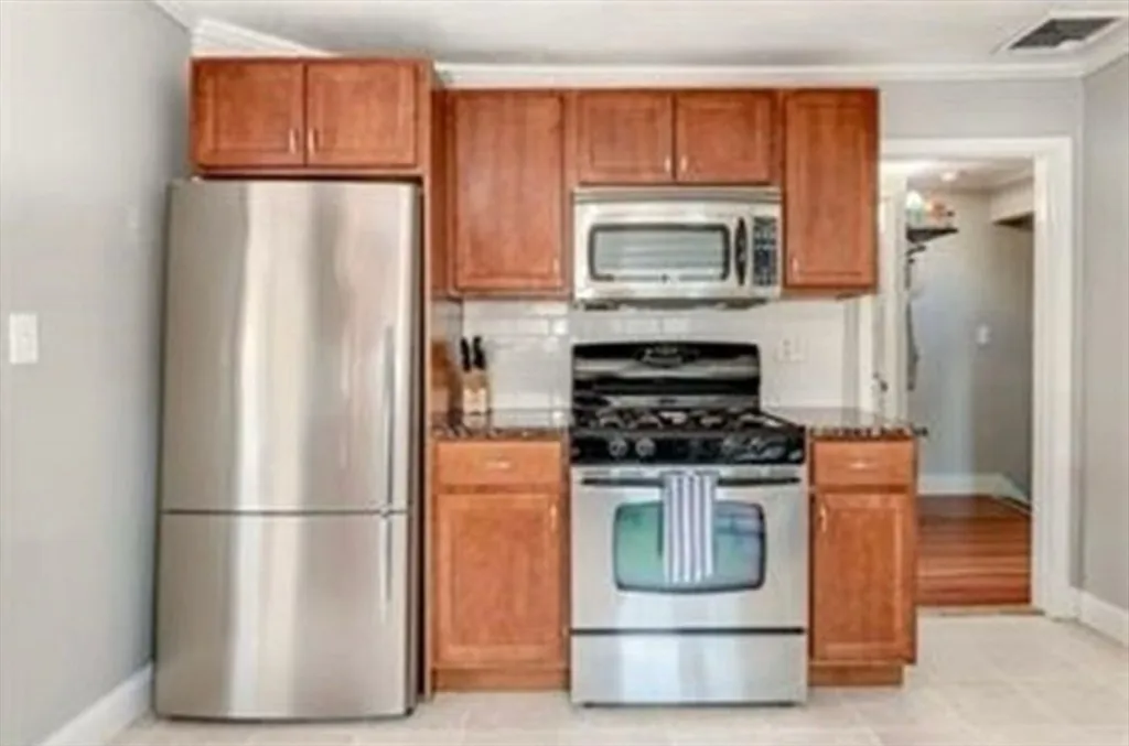 3 bed, 1 bath apartment for rent at 9 P St Unit 3, South Boston — photo 4 of 9