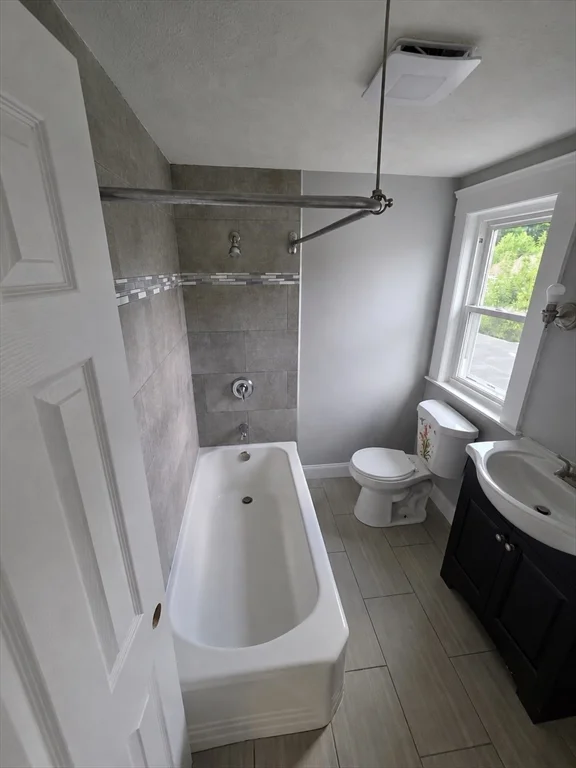 3 bed, 2 bath apartment for rent at 9 Pelham Ave Unit 2, Methuen — photo 3 of 7