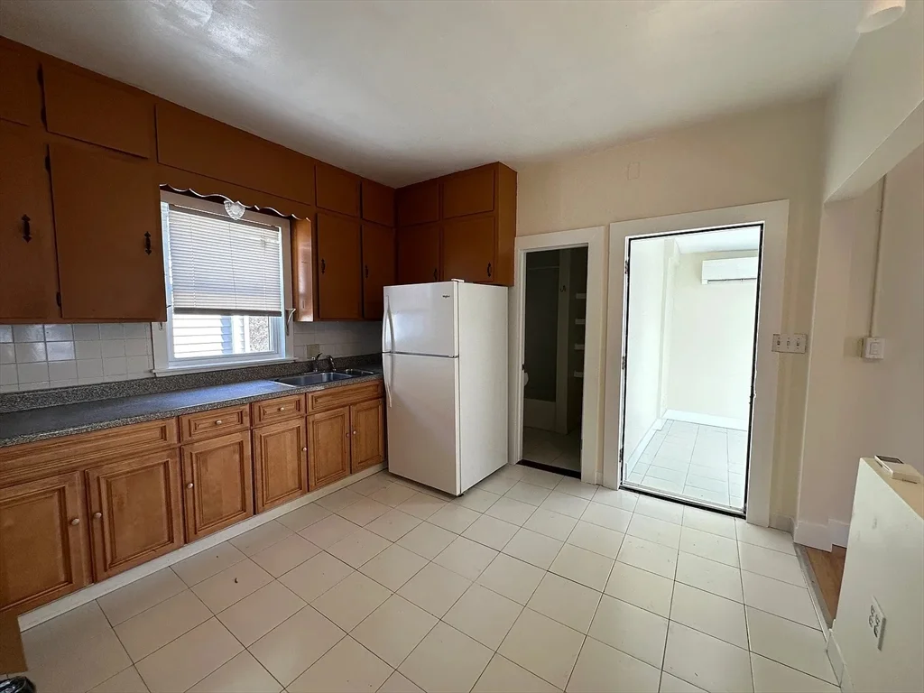 3 bed, 1 bath apartment for rent at 9 Playstead Rd Unit 2, Malden — photo 3 of 21