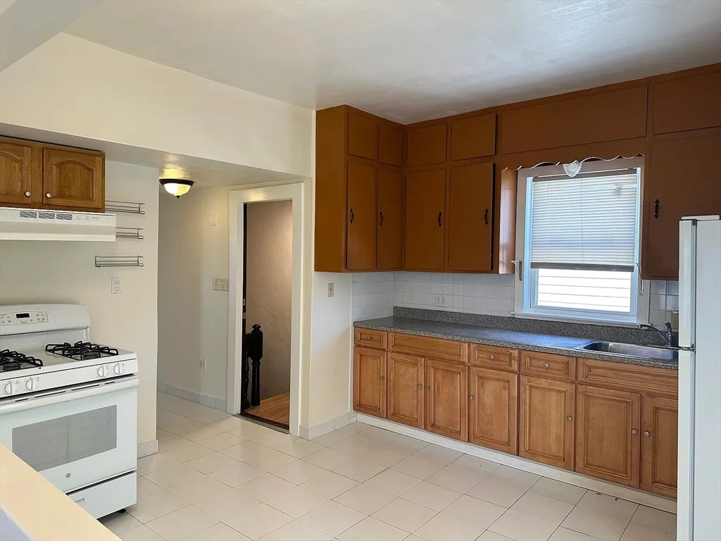 3 bed, 1 bath apartment for rent at 9 Playstead Rd Unit 2, Malden — photo 2 of 21