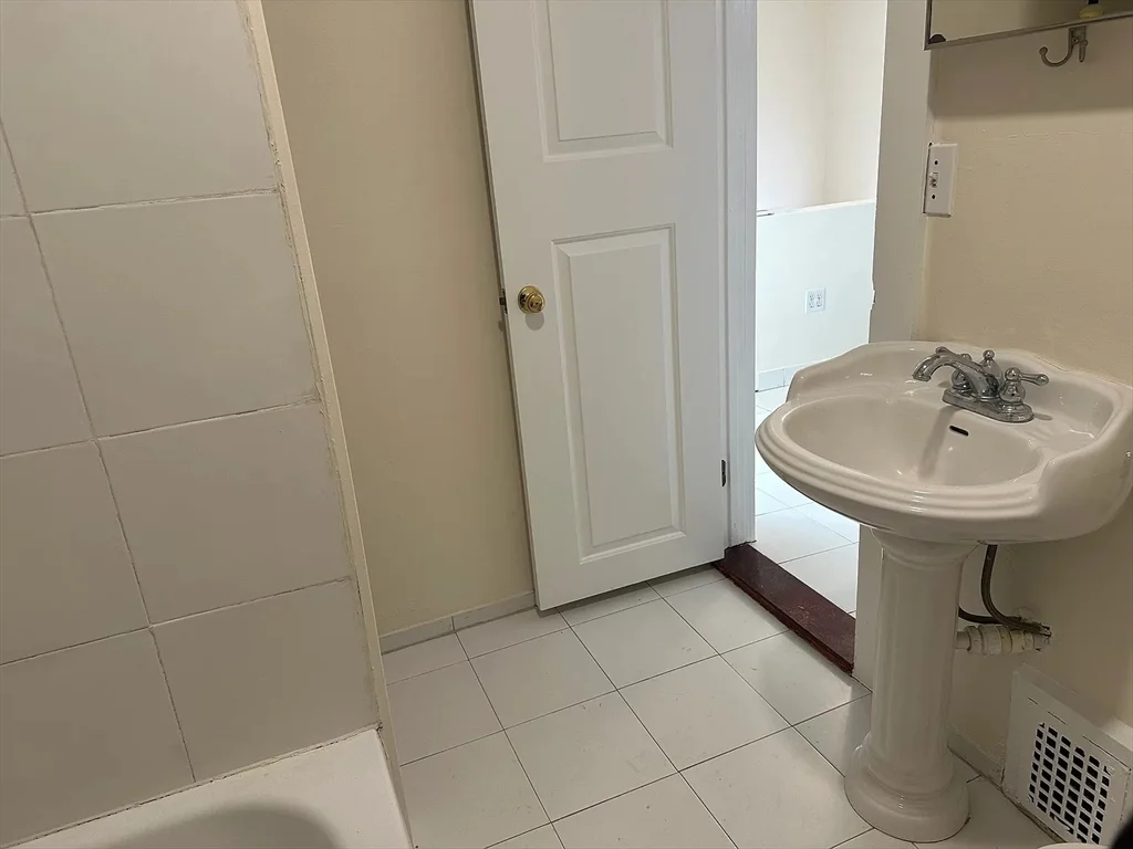 3 bed, 1 bath apartment for rent at 9 Playstead Rd Unit 2, Malden — photo 7 of 21