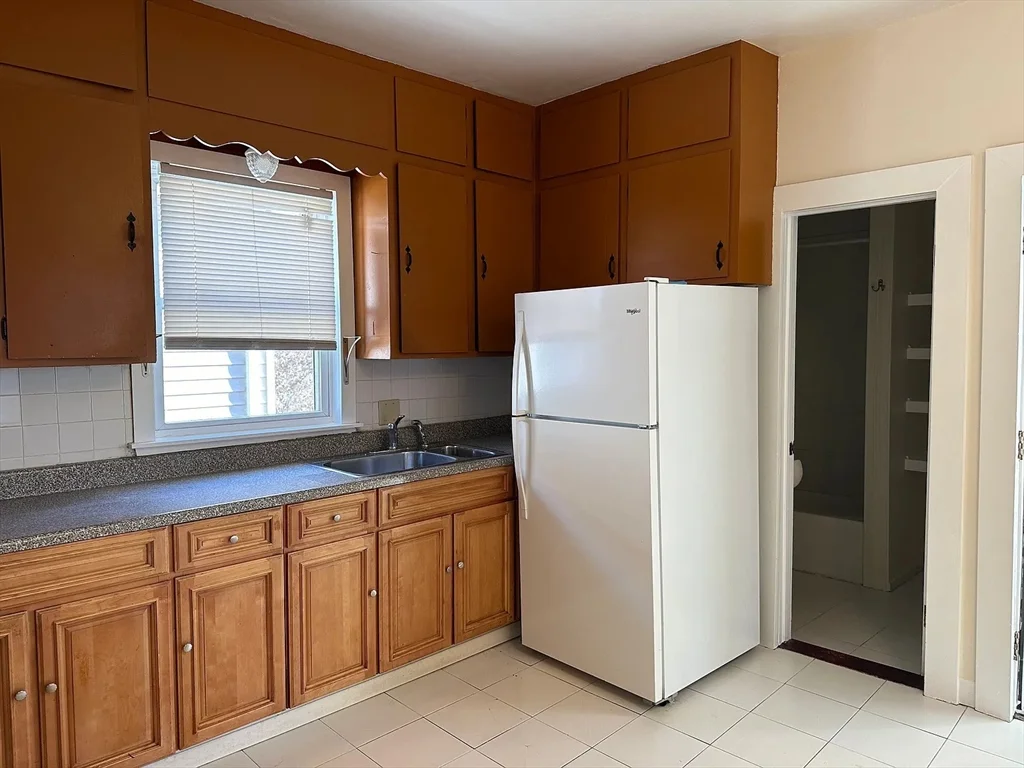 3 bed, 1 bath apartment for rent at 9 Playstead Rd Unit 2, Malden — photo 4 of 21