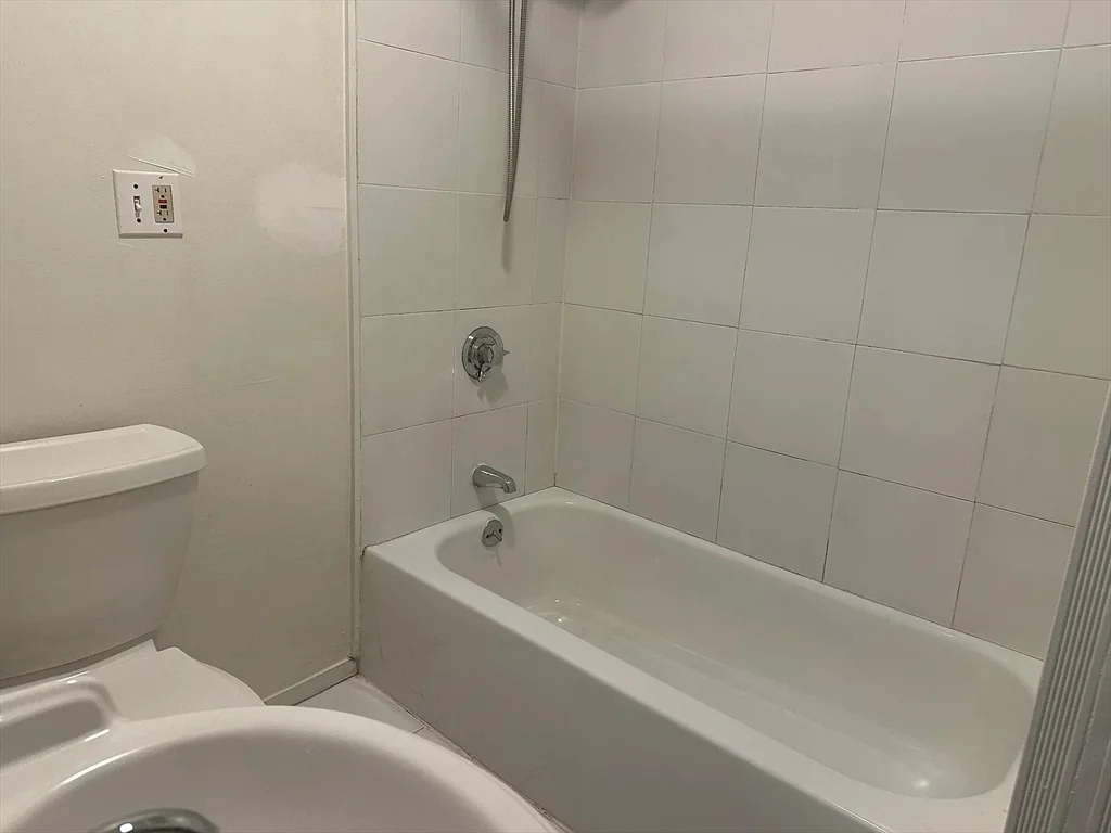 3 bed, 1 bath apartment for rent at 9 Playstead Rd Unit 2, Malden — photo 5 of 21