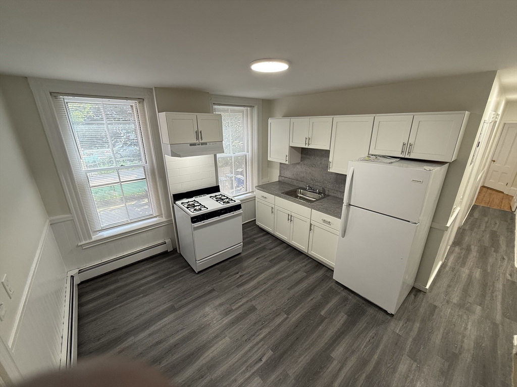 3 bed, 1 bath apartment for rent at 9 Putnam St Unit 2L, Prospect Hill — photo 2 of 8