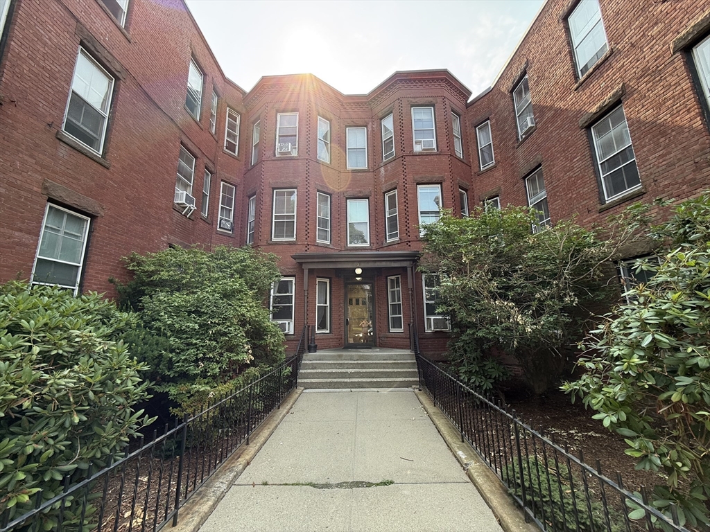 3 bed, 1 bath apartment for rent at 9 Putnam St Unit 2L, Prospect Hill — photo 1 of 8