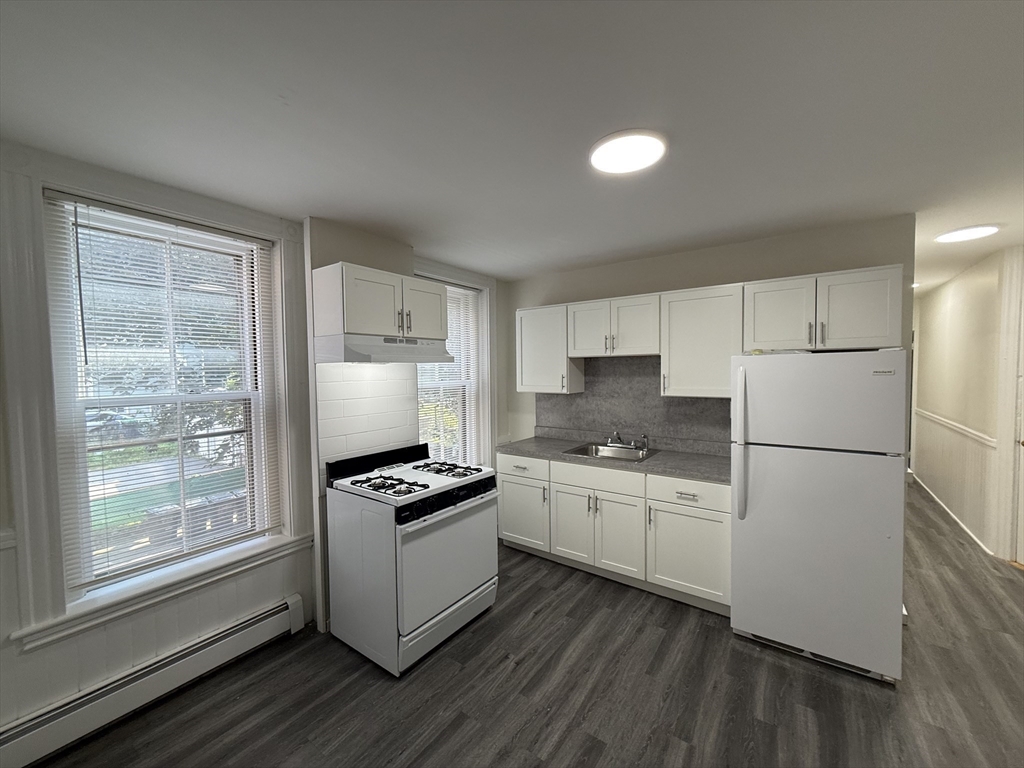 3 bed, 1 bath apartment for rent at 9 Putnam St Unit 2L, Prospect Hill — photo 3 of 8