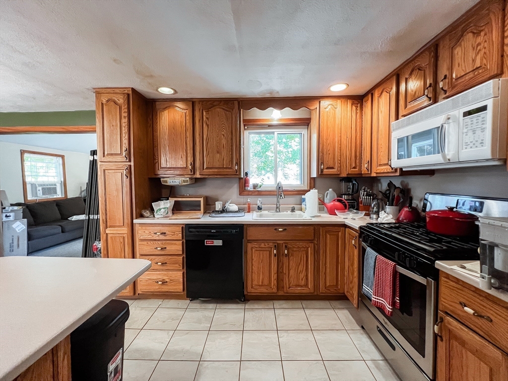 3 bed, 1 bath apartment for rent at 9 Putney Circle Unit 9, Billerica — photo 2 of 23