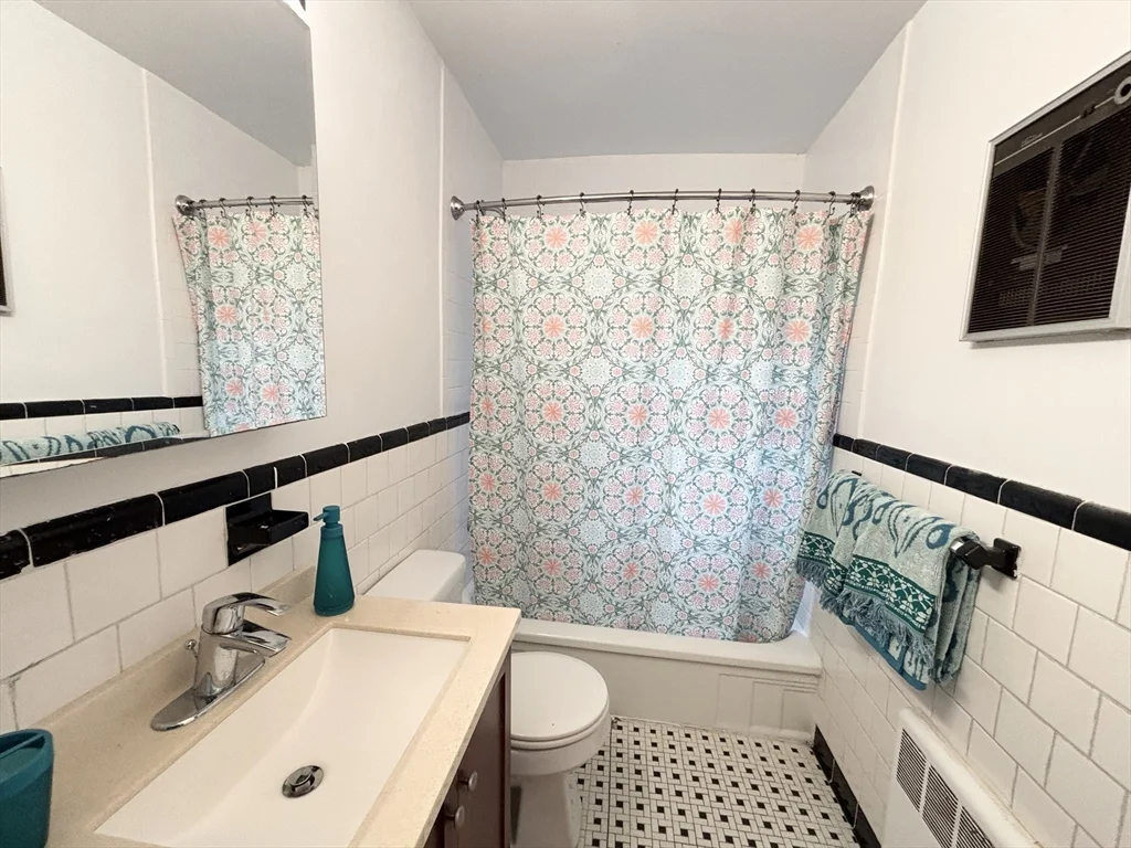 3 bed, 2 bath apartment for rent at 9 Reservoir Rd Unit 2, Chestnut Hill — photo 8 of 12