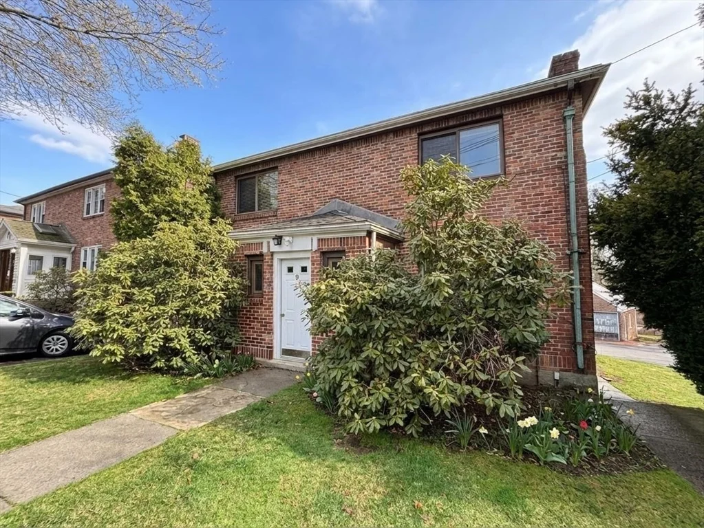 3 bed, 2 bath apartment for rent at 9 Reservoir Rd Unit 2, Chestnut Hill — photo 10 of 12