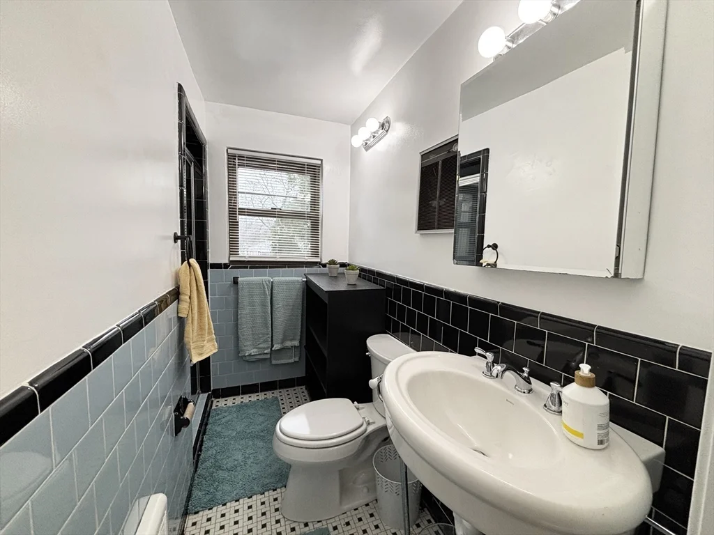 3 bed, 2 bath apartment for rent at 9 Reservoir Rd Unit 2, Chestnut Hill — photo 9 of 12