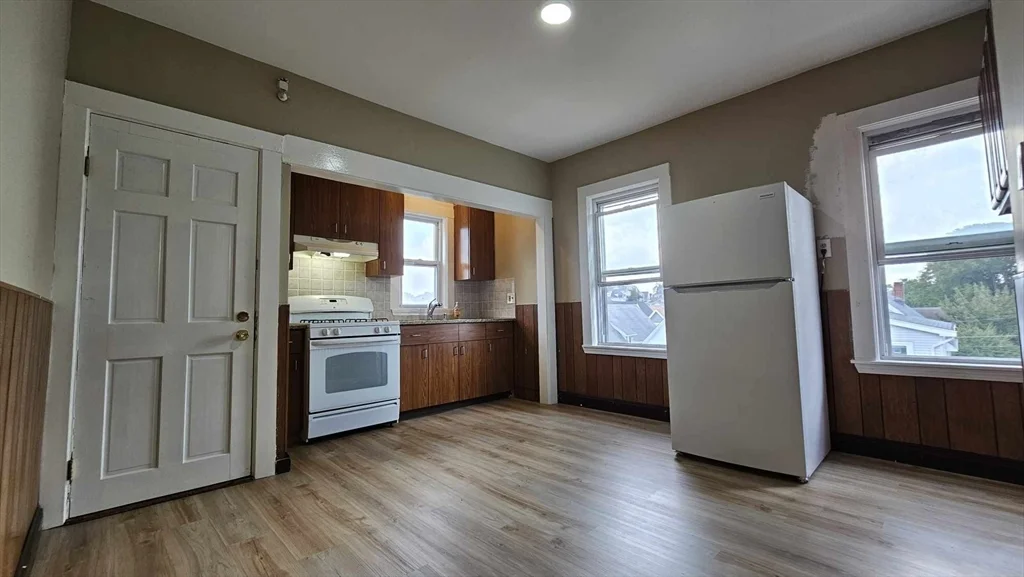 4 bed, 1 bath apartment for rent at 9 Sanger Unit 2, Medford — photo 2 of 11