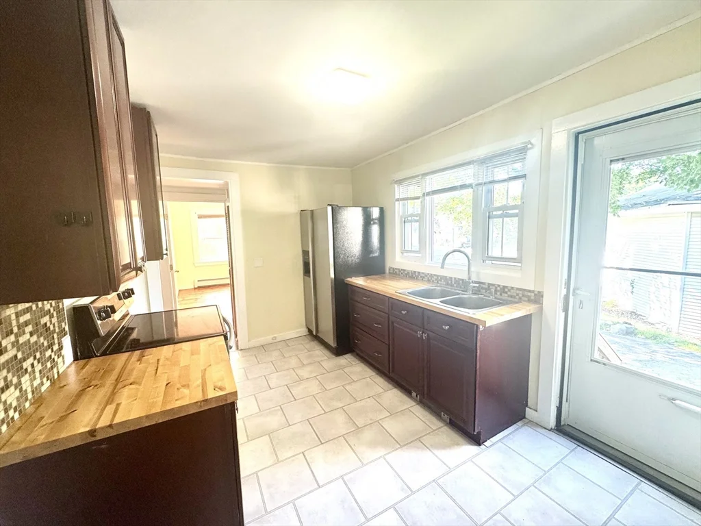 3 bed, 1 bath apartment for rent at 9 Shirley St Unit 1, Ayer — photo 4 of 13