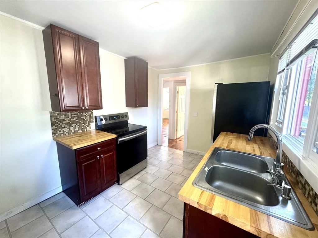 3 bed, 1 bath apartment for rent at 9 Shirley St Unit 1, Ayer — photo 3 of 13