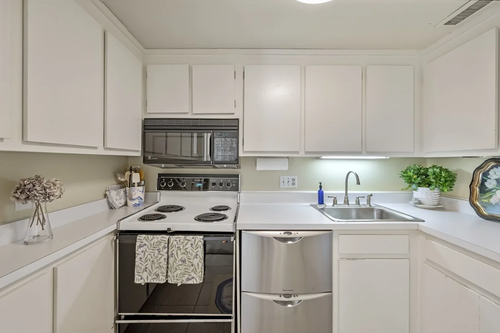 2 bed, 1 bath apartment for rent at 9 Skinner's Path Unit 9, Marblehead — photo 3 of 23
