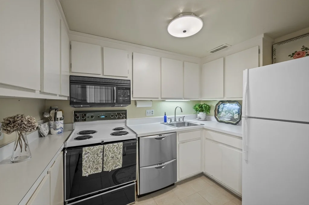 2 bed, 1 bath apartment for rent at 9 Skinner's Path Unit 9, Marblehead — photo 2 of 23