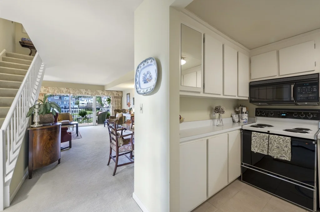 2 bed, 1 bath apartment for rent at 9 Skinner's Path Unit 9, Marblehead — photo 5 of 23