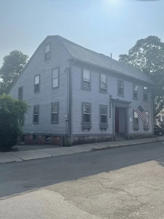 Studio bed, 1 bath apartment for rent at 9 State St Unit 4, Marblehead