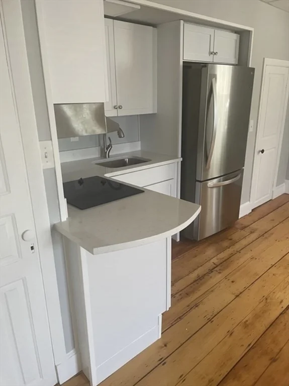 Studio bed, 1 bath apartment for rent at 9 State St Unit 4, Marblehead — photo 4 of 8