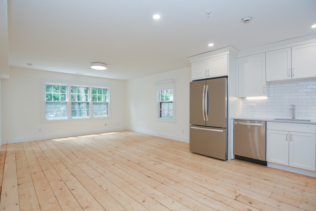 3 bed, 1 bath apartment for rent at 9 State St Unit 6, Marblehead — photo 4 of 28