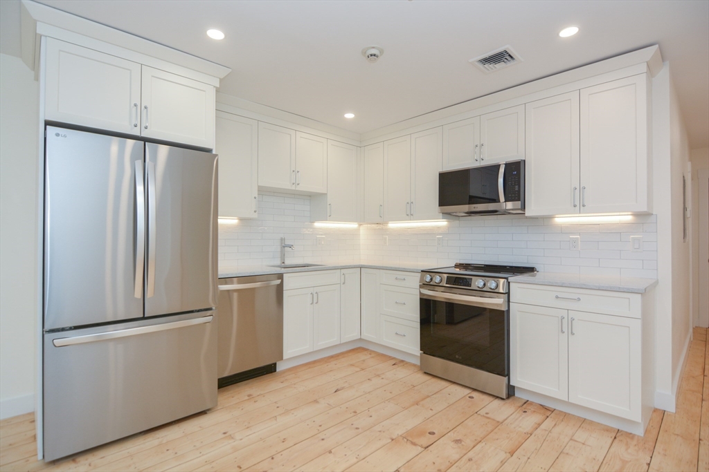 3 bed, 1 bath apartment for rent at 9 State St Unit 6, Marblehead — photo 2 of 28