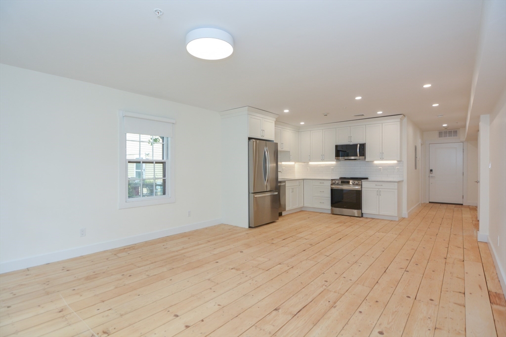 3 bed, 1 bath apartment for rent at 9 State St Unit 6, Marblehead
