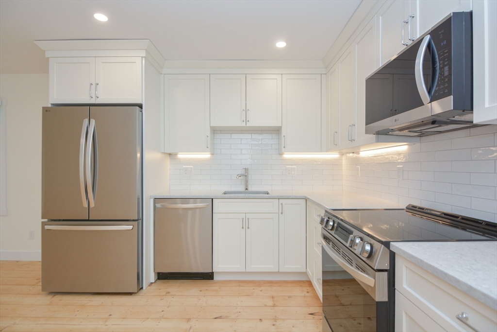3 bed, 1 bath apartment for rent at 9 State St Unit 6, Marblehead — photo 3 of 28