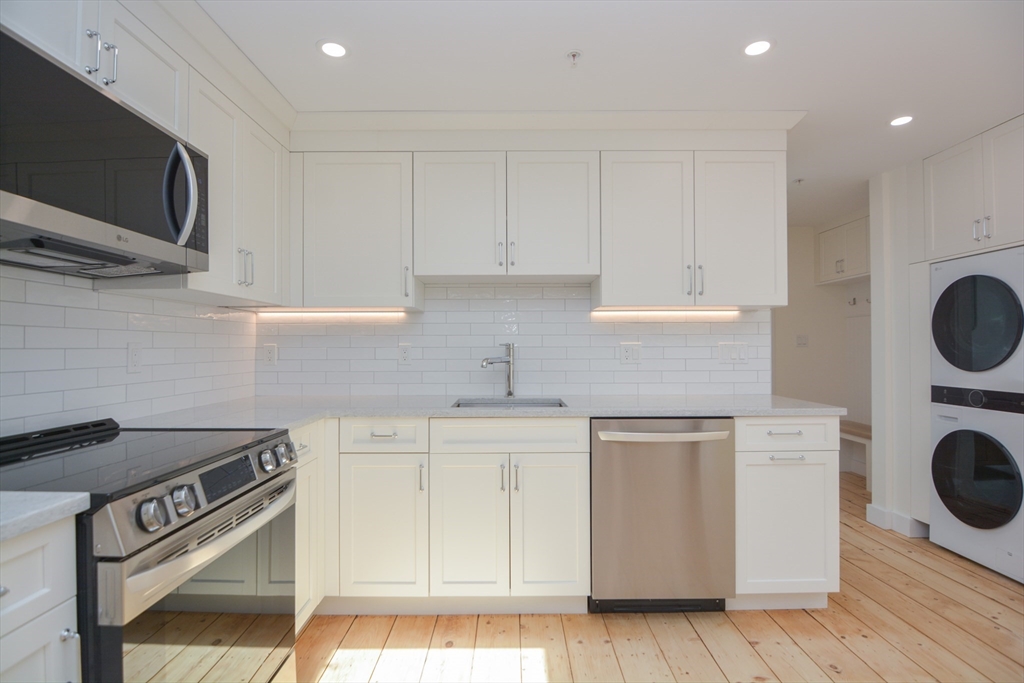 2 bed, 1 bath apartment for rent at 9 State St Unit 7, Marblehead — photo 3 of 32